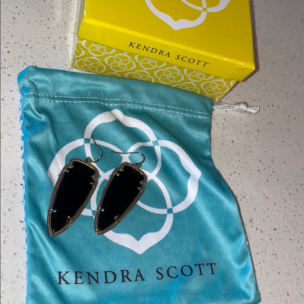 Black and gold Kendra Scott arrow earrings